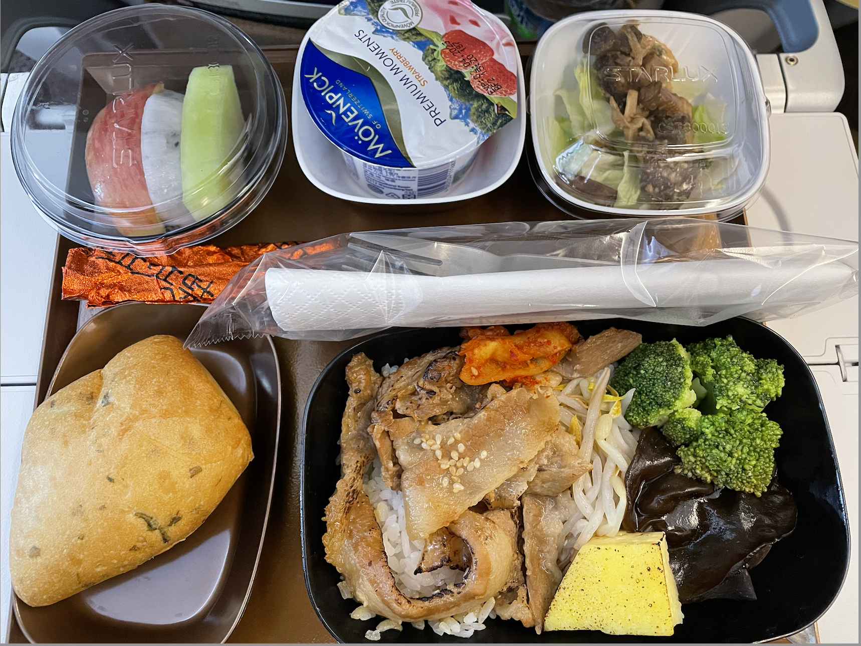 公司出飛到新加坡的機票，我選星宇航空，燒肉餐不錯吃