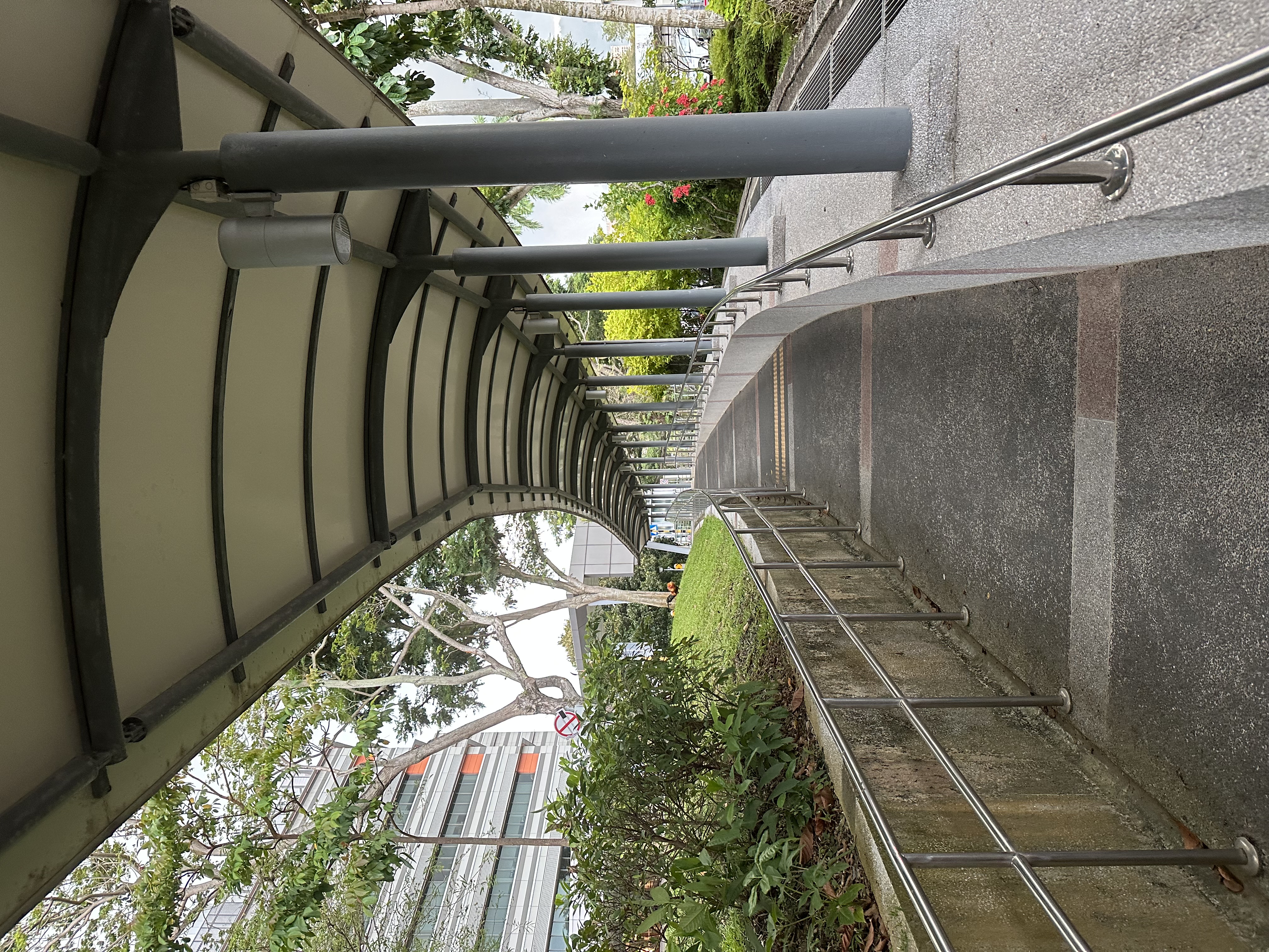 非常完善的遮雨走道，忘了帶傘也不擔心