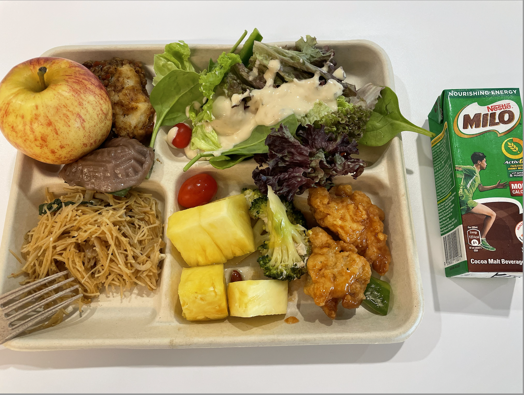 公司中午的自助吧，菜色挺豐富的