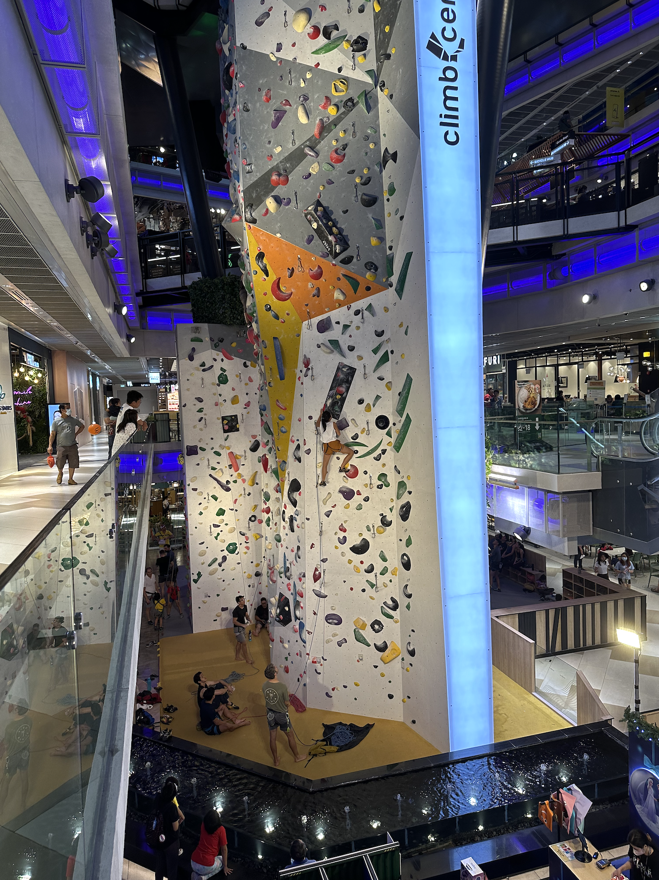 新加坡Funan 商场有攀岩设施